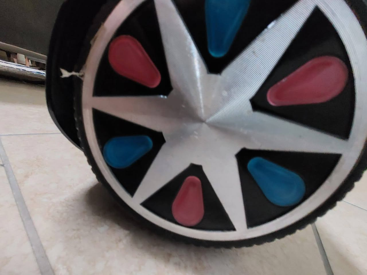 السلام عليكم للبيع سكوتر ذكي نظيف كلشي مابي بس كسر بل يدة ويجي وياه ريمونت وشاحن  وللسعر 90 وبيه مجال وللاستفسار: ***********
