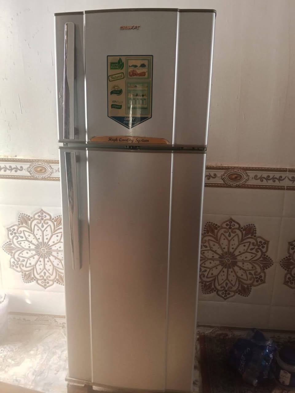 ثلاجه استخدام قليل  للبيع.   للبيع
ويوجد كنتور 6 ابواب للبيع
مع چرباية + مكتبه  نفرين جديده  للبيع
للتواصل خاص او ***********
