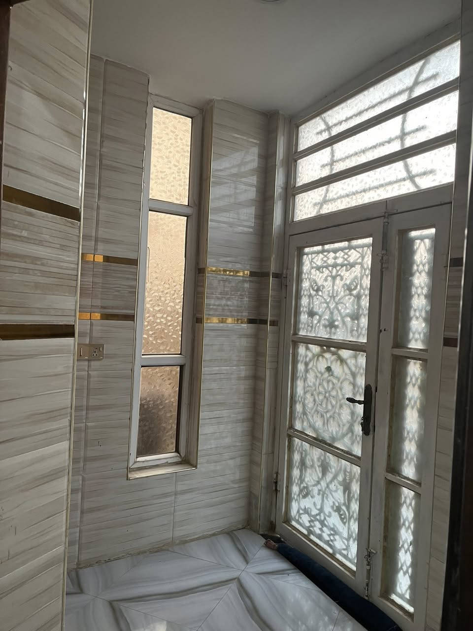 السلام عليكم
دار للبيع المساحه ٤٠٠ ركن 

البناء ٣٠٠ والباقي حديقه و اسواق بيه شقه معزوله بالطابق الثاني 

الطابق الارضي يحتوي على غرفتين نظام سويت 

وصاله ١١م و مطبخ حار و بارد مساحه واسعه واستقبال وحمامات خارجيه عدد ٢ والطابق الثاني يحتوي على غرفتين ايضاً بنظام السويت و حمام العنوان الكوت الجديده مجمع النفط نزلة رشيد البديري يبعد عن طريق بغداد كوت ٣٠٠ متر للاستفسار الاتصال على

***********
