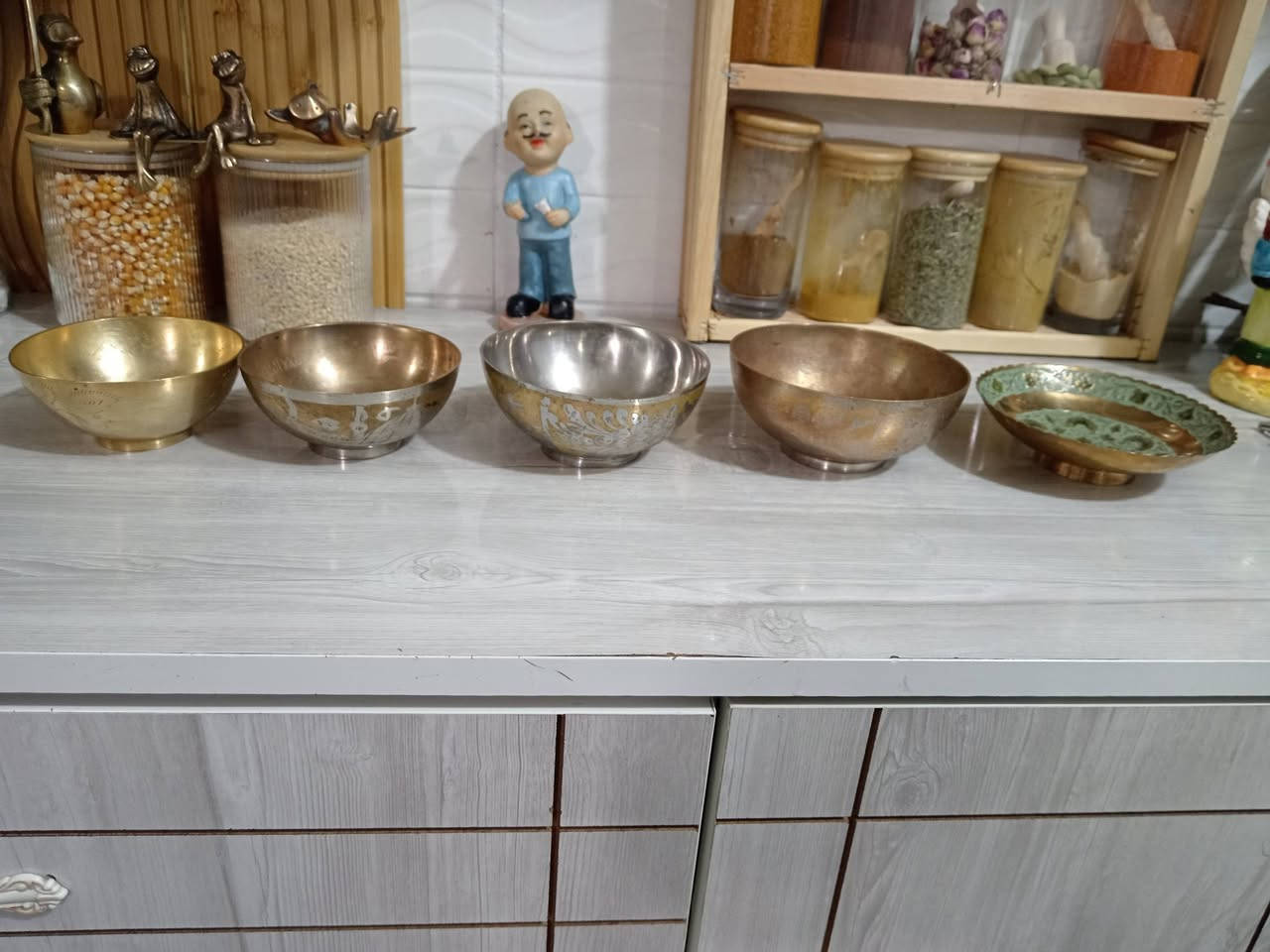 طاسه عدد ٥  نحاس احمر اصليه منقوشات داخلو وخارج السعر ٥٠الف القياس موضح بالصوره يوجد توصيل جميع المحافظات ***********هاذارقمي واتساب
