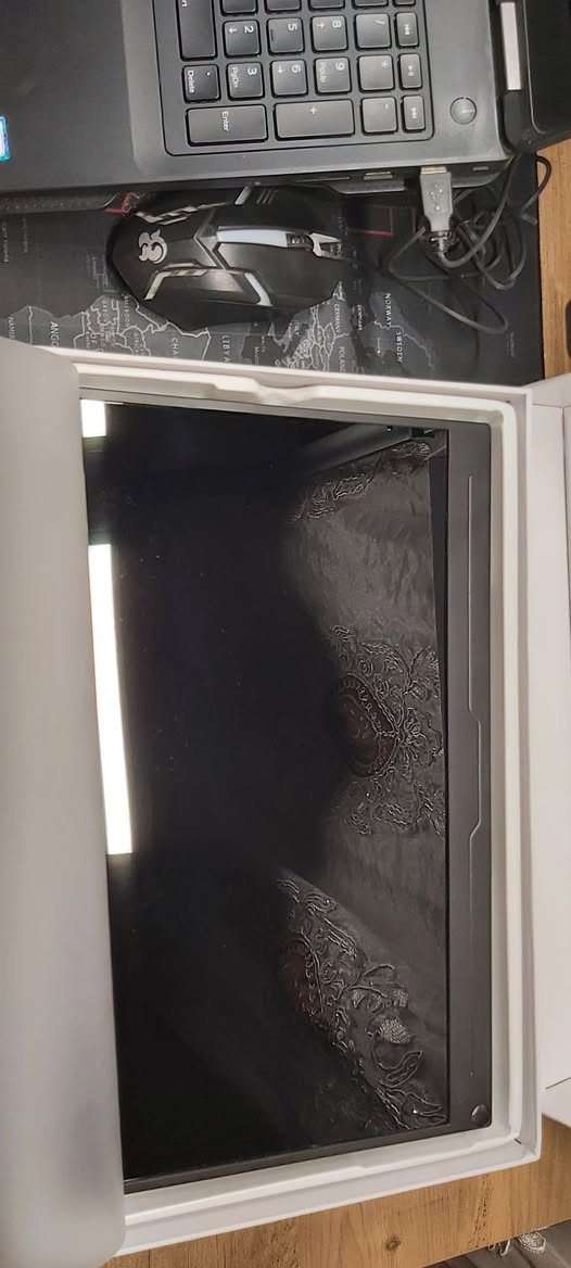 السلام عليكم 
UPERFECT UP15601-UP15606  شاشة مونتير LCD 16 بوصة 

- المواصفات الرئيسية:
- دقة 1920x1080 بيكسل
- نسبة العرض إلى الارتفاع 16:9
- استهلاك الطاقة:
    - التشغيل: 4.1 واط
    - الإيقاف: 0.3 واط
    - الاستعداد: 0.0 واط
- المميزات:
- شاشة LCD عالية الدقة
- تصميم نحيف وخفيف الوزن
- متوافق مع مختلف الأنظمة
- التفاصيل الفنية:
- تردد التحديث: 60 هرتز
- نوع التغذية: خارجي


**إذا كنت صاحب هذا الإعلان وتريد حذفه لأي سبب، رجاءا أرسل رسالة إلى الدعم الفني**