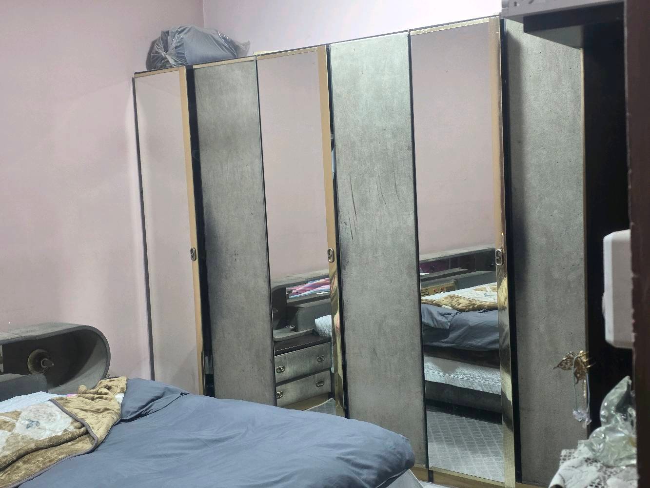 غرفة إيطالية أصلية السعر 200 الف 
مكاني السيدية / حي الاعلام 