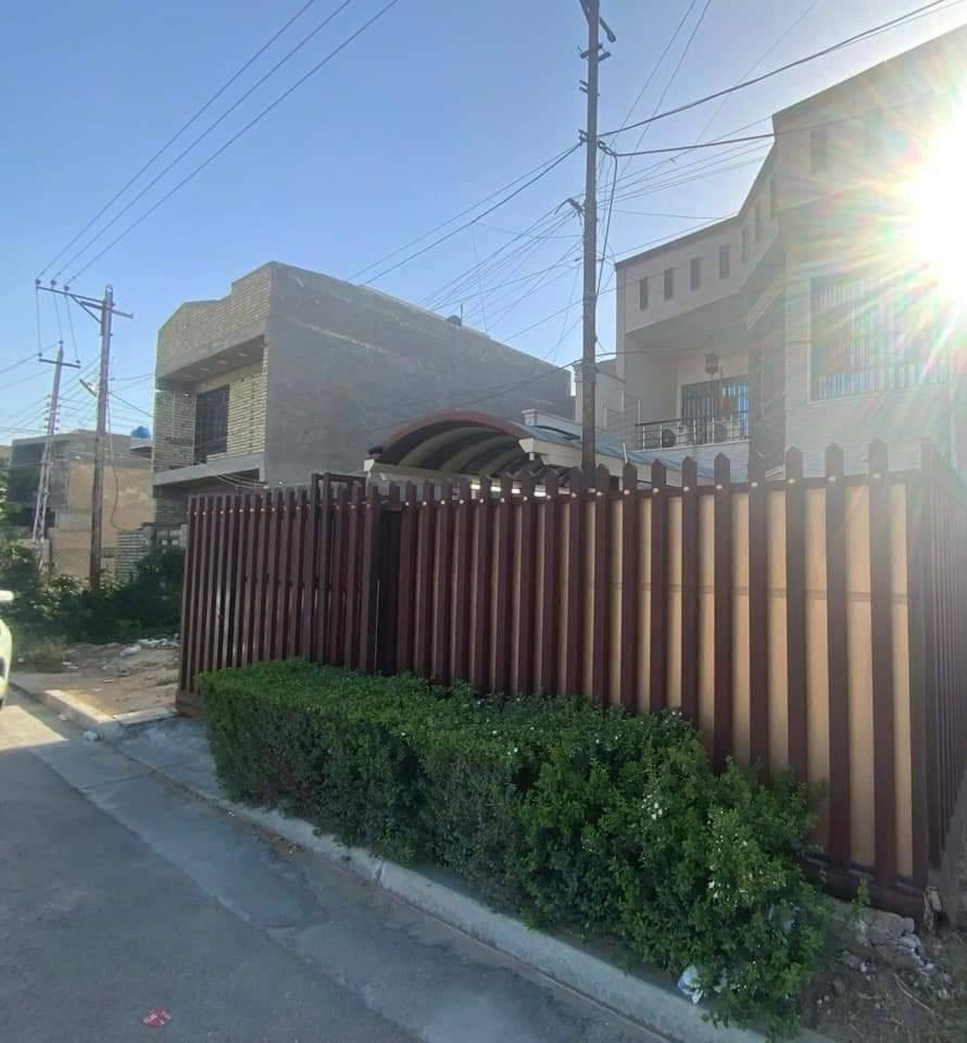 دار للبيع // الموقع بغداد // حي العباس/ خلف محطه وقود حي العامل الدخول مقابل كليه الرشيد من الطريق السريع // المساحه 150 متر // الواجهه 7.5* 20 // الدار طابقين كامله // الطابق الاول صاله ومطبخ وغرفين نوم وهول داخلي وحمامين // الطابق الثاني 3 غرف نوم وحمامين // يوجد سطح في الطابق الاول وسطح في الطابق الثاني يحتوي بناء غرفه مخزن سندويج بنل // بناء عام 2013 // مع اثات يحتوي غرفتين نوم حديثات مع كاونتر مطبخ حديث جدا جدا // شارع عريضي
         20 مقابل ساحه الرساله
            للتواصل واتس اب    
            ***********
