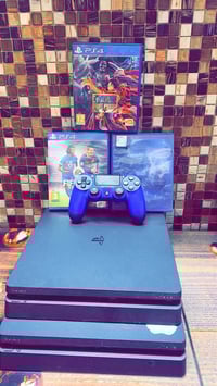 بلايستيشن 4 • جهازين • حالة ممتازة