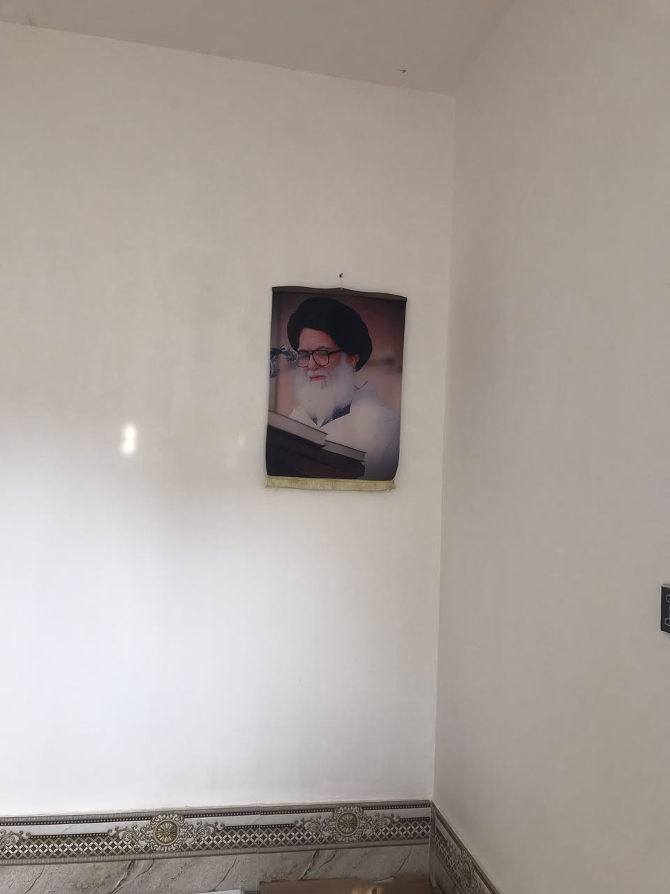 معروض لدينا في المكتب بيت للبيع المساحة 110 م زراعي طابق واحد عكادة البناء كلة طابوق حديث ) العنوان البيت ازديناوية قرب مدرسة صفي الدين كافة الخدمات متوفرة كهرباء وماء وانترنيت بلباب الاتصال على *********** ابو علي الاسدي
