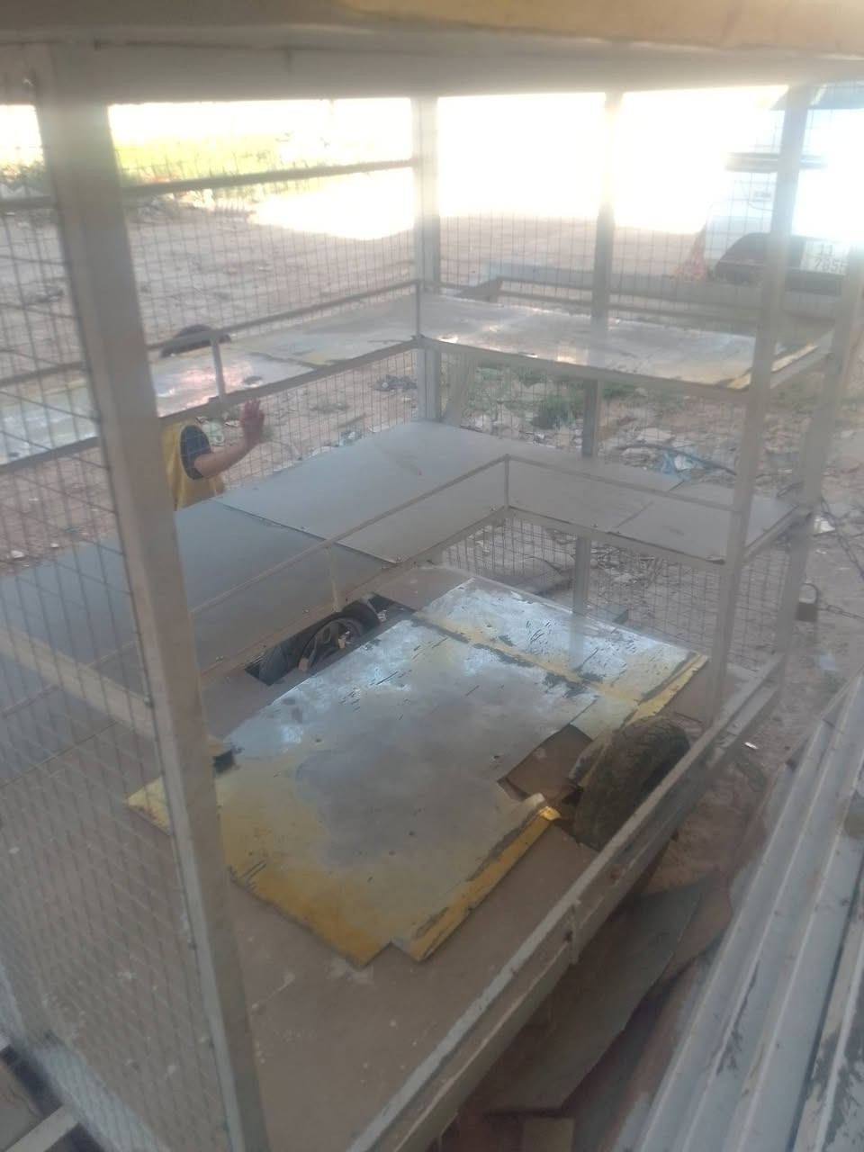 عربانة للبيع 
الرتفاع 150 م
الطول  150 م
العرض 100 م
السعر 200 
رقم الهاتف ***********واتساب
