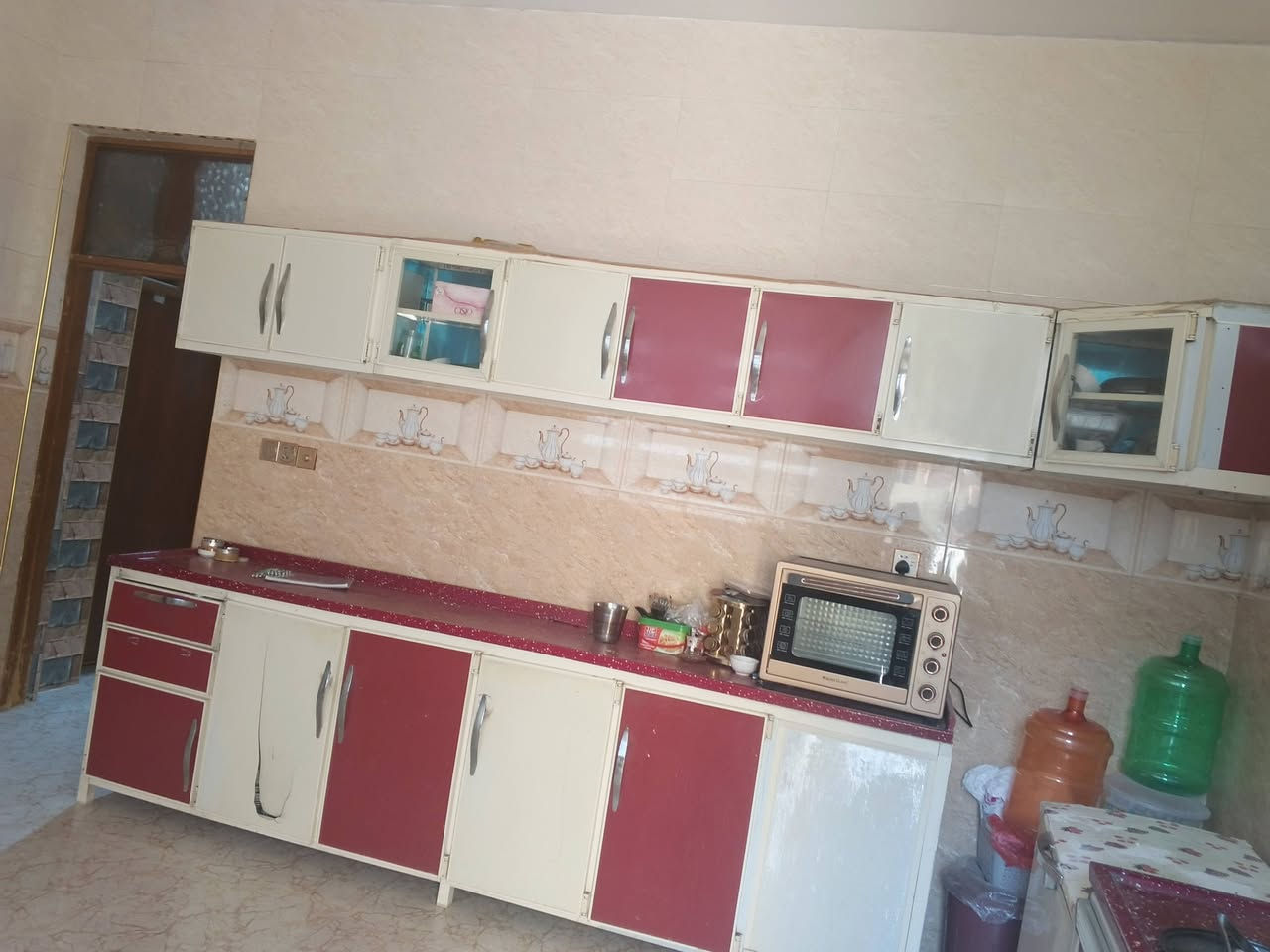 منزل للبيع في الخاجيه مساحته 206 متكون من مطبخ مساحته 4×5 واستقبال 7 ونص ×4 صاله 4عرض 9 طول غرفتين 5×4 وطابق ثاني متكون من غرفه نوم على الاستقبال وغرفه نوم على المطبخ وصاله و حمام وتواليت يبعد عن الشارع العام 50 متر للاستفسار اتصال ***********
