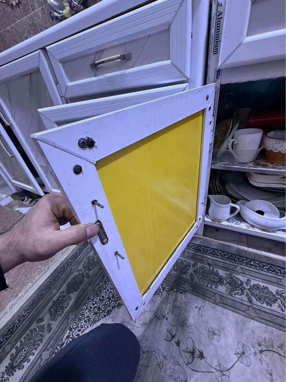 كاونتر ألمنيوم نظيف جدا مغلف باللون الأبيض الطول ٣م ونص والسنك طولة متر ونصف السعر ٣٥٠ وبي مجال 

الي يفيدة يتصل على *********** كركوك, العراق
