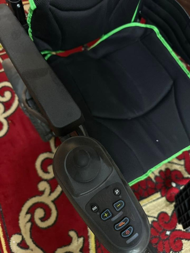 العلامة التجارية: Nour Al Dalil
* الموديل: NR 8021-48
* المقاس: 16 بوصة
* بلد الصنع: الصين (Made in China)

أما المواصفات:

* ✅ كرسي متحرك كهربائي قابل للطي.
* ✅ عصا تحكم (Joystick) إلكترونية.
* ✅ زر تشغيل/إيقاف.
* ✅ أزرار زيادة وتقليل السرعة.
* ✅ زر البوق (Horn).
* ✅ زر SOS للطوارئ.
* ✅ محركان كهربائيان (واحد لكل عجلة خلفية).
* ✅ بطارية قابلة للفك والتركيب.
* ✅ مساند ذراع ثابتة ومبطنة.
* ✅ وسادة إسفنجية للمقعد مع مسند ظهر مريح.
* ✅ جيب خلفي لحفظ الأغراض.
* ✅ عجلات خلفية كبيرة مناسبة للأرضيات المختلفة، وعجلات أمامية دوارة.
* ✅ يمكن طيه لتسهيل النقل ووضعه في السياره

* الحمولة القصوى: 120–150 كغم.
* السرعة: حتى 6 كم/ساعة.
* مدى السير بالشحنة: 15–20 كم.
* المحركات: محركان بقدرة 250 واط (إجمالي 500 واط).
* البطارية: 24 فولت (بطاريتا 12 فولت أو بطارية ليثيوم حسب النسخة).
* زاوية التسلق: حتى 10–12 درجة.
* الوزن: حوالي 30–38 كغم مع البطارية

للتواصل مع الرقم(***********).

السعر(٣٥٠) وبي مجال.
