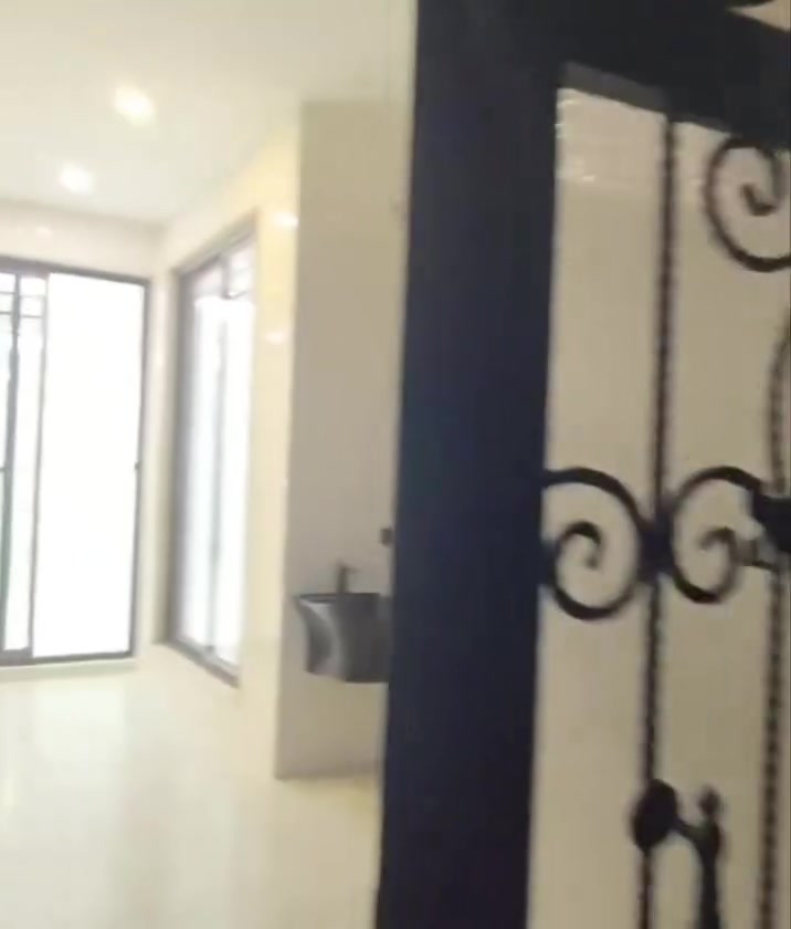 🏡 عرض عقاري مميز بيت حديث للبيع في زانكو 99 – أربيل
📍 الموقع: زانكو 99 – أربيل
 📐 المساحة: 100 متر
 🏠 طابقين
 🛏️ 3 غرف نوم سويت (كل غرفة بحمام خاص)
 🚻 مرفق صحي خارجي
 🚗 كراج سيارة
 📑 سند طابو رسمي
✨ بناء حديث وتشطيبات عصرية ✨ خصوصية عالية لجميع أفراد العائلة ✨ تصميم عملي واستغلال ممتاز للمساحة ✨ موقع هادئ وقريب من الخدمات
💰 السعر: 9 شدات و10 ورقات ✅ قابل للتفاوض للجادين
📞 للاستفسار والمعاينة: ***********

───
#عقارات_العراق
 #العراق
 #موصل
 #بغداد
 #رويال_للعروض_العقارية
#fyp
 #foryou
 #viral
 #reels
 #tiktokiraq
 #erbilhomes
#عقارات_أربيل
 #أربيل
 #Erbil
 #ErbilRealEstate
 #بيت_للبيع
 #عقار_للبيع
 #عقارات_كردستان
 #كردستان
 #زانكو99
 #Zanko99
 #بيت_حديث
 #طابو
