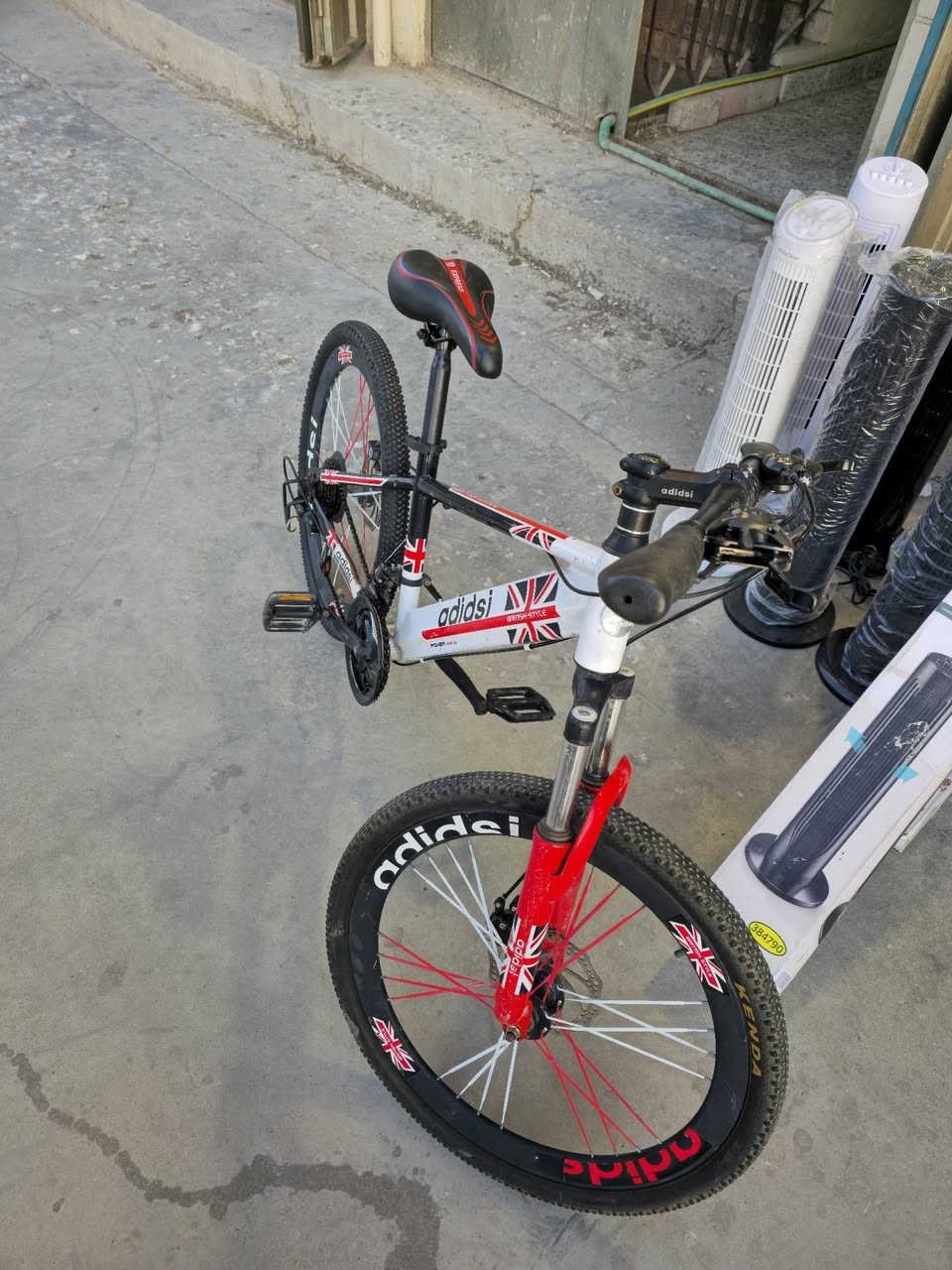 adidsi 
حجم 24 نضيف كما موضح بالصور 
***********
