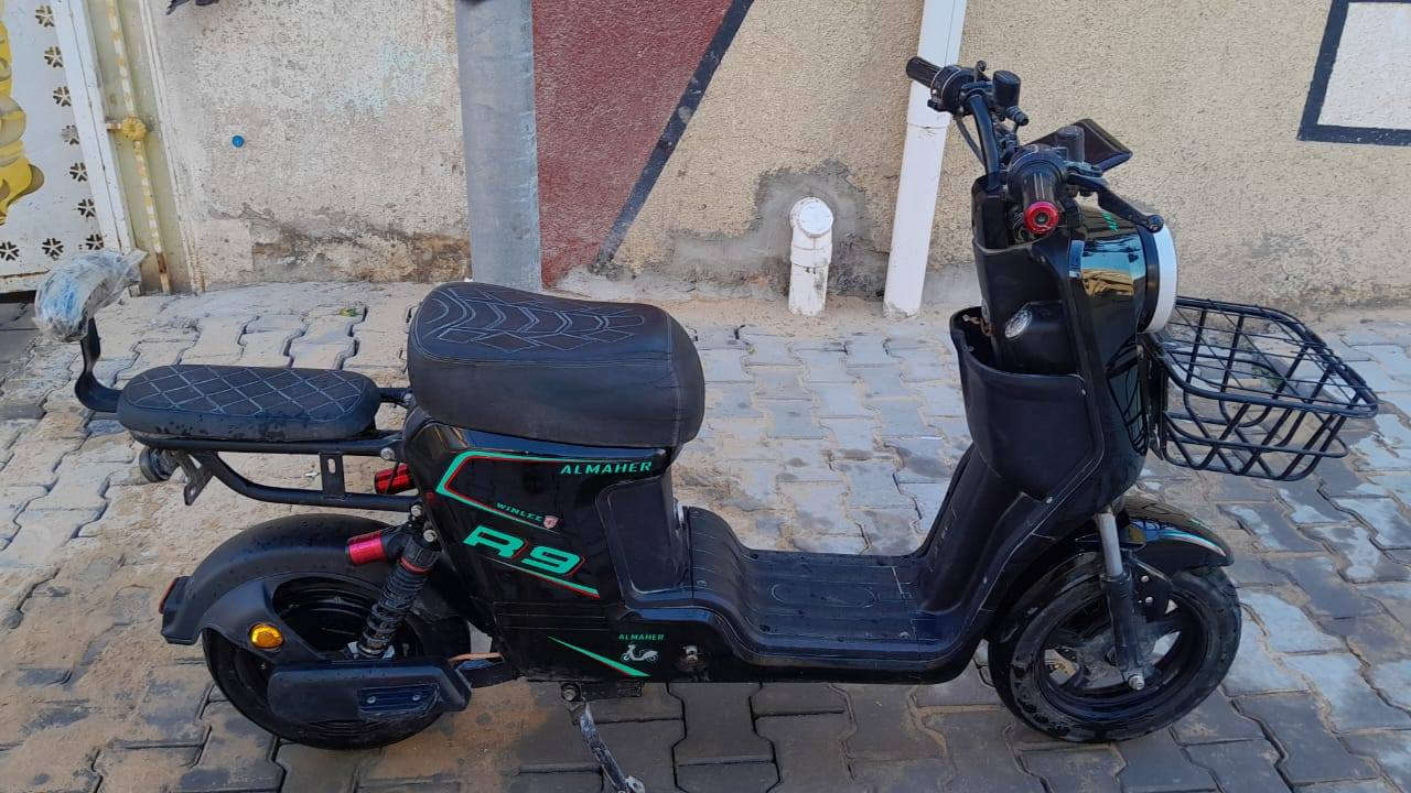 دراجه شحن للبيع جديده باتريات ستوني شادهن سعر ٣٥٠ وبيه مجال مكاني واسط قضاء الحي ***********
