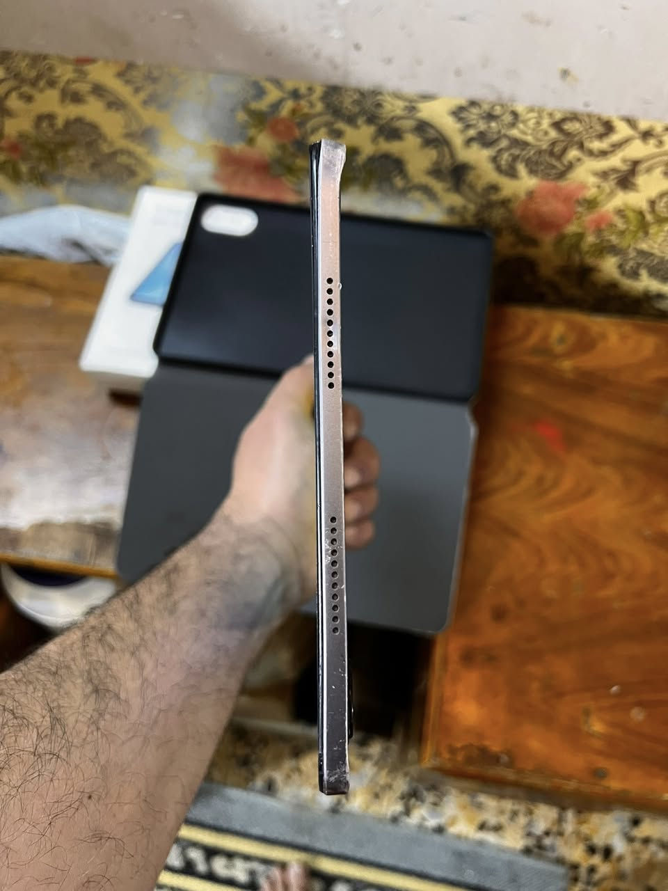 تابلت Honor Pad X9 للبيع
ذاكرة 128 GB 
مستخدم كامل ملحقاته 
السعر 150,000 الف دينار 
العنوان بغداد حي اور ام الكبر و الغزلان او جميلة شارع الركن الابيض او كرادة مريم ..
هاتف ***********
