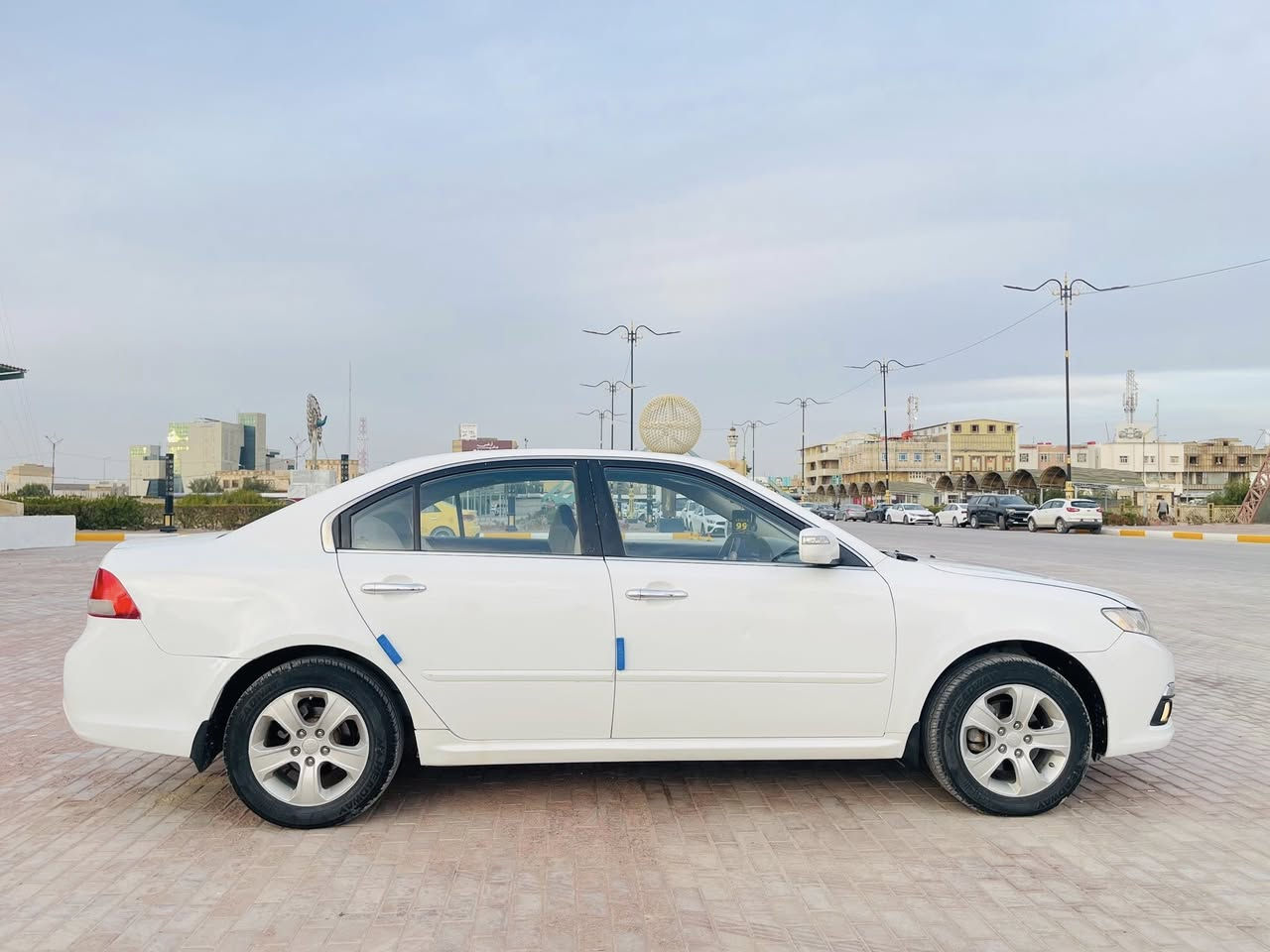 السلام عليكم كيا اوبتيما 2009خليجي بسمي مداور  ثاني يوم بيه قطعتين رش بدون اي ضرر عابر والباقي مكفوله مكينه كير حداديه تبريد تخم تاير ما ناقصه شي موصفات تحكم استيرن جهتين فتحه سقف مري شفط شاير بل مري  5ويل كب  خمس تجاوي بلاجكتور سياره جديده بمعنى الكلمه  ماشيه 200حقيقي سعر 119وبيه مجال لاستفسار ***********مكان السماوه المركز
