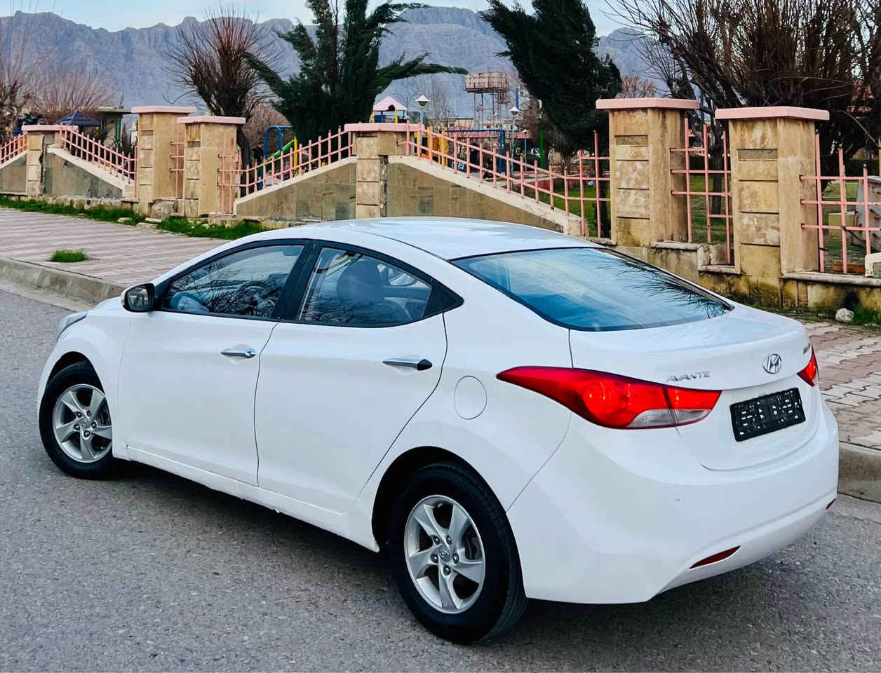 بسم الله الرحمن الرحيم(***********)
Avante 2012 بڕاوەی دوبەی
ئەڤانتی دەمار ٢٠١٢ بڕاوەی دوبەی تازە داخڵ
کوشن جڵد و هیتەرە ئاوێنە ئیشارەت و شەفتە
ئیکۆیە دەبڵ گێرە تۆماتیک و عادیە تەبرید لەمسە
شاشە و بلوتوسە سوکان ڤۆلیۆم و تەلەفونە
قفل مەرکەزیە دوو کۆنترۆڵی لەگەڵ سپێری لەگەڵە
تایە و ویلی لۆکە پاتری تازەیە لایت و بلاجکتۆری تازەیە
تەقە و رەقەی نییە ABS و برێکنبەستراوە
تەبرید سارد و گەرم کارەبایی هەموو بەشەرت
گێر و مەکینەی بەشەرت خایسی نییە
سەقفی بۆیاغ نییە بەس کەمێک پی دی ئاری هەیە
پێشی بەس لای سەکن لێدرانی کەمێک هەیە
بەس سەرەدەبڵ و شانسی نەگرتووە ئێرباگ نەتەقیوە
هەموو شتێک نوسراوە بۆ پرسیار تەلەفون مەکە
سعری سەیارەکە ٥٢ کەمێک مەجالە شوێن ڕانیە
*********** ڤایبەر و واتسئاپی لەسەرە رانية, السليمانية
