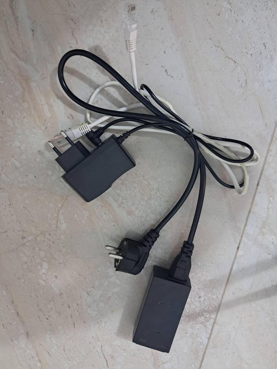 السلام عليكم 
راوتر فقط وكامل مع ملحقاته من نوع تبلنك C50 مستخدم ولكن  مابي اي خلل او عيب كامل مع الشخاطة ومحلقاتها السعر او الاستفسار اكثر خاص او الاتصال بالرقم *********** 
ملاحظة سعره كلش مناسب
