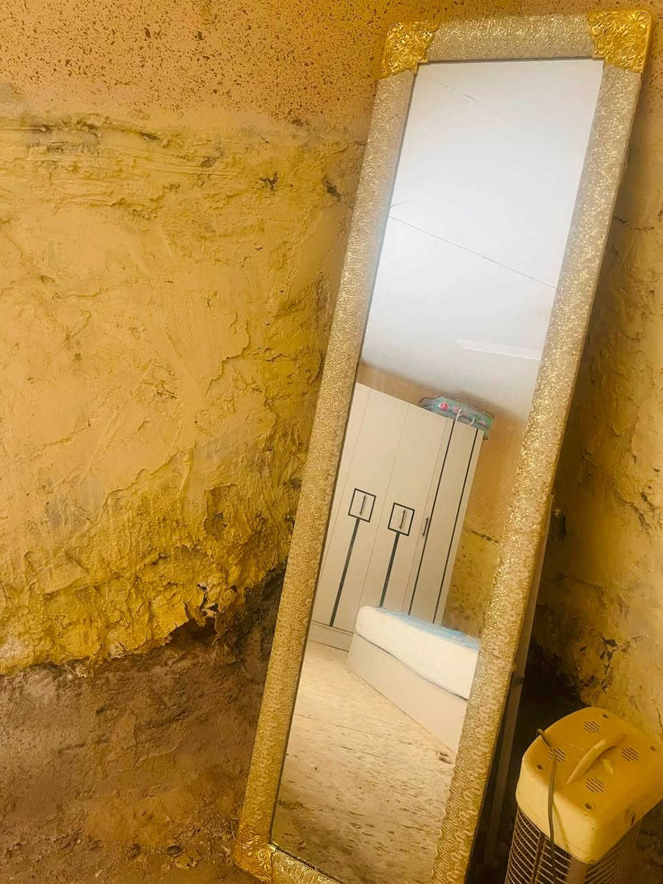 هذا النص بعد التعديل كما طلبت:
⸻

🏡 للبيع – غرفة نوم تركية درجة أولى 🏡

✨ مستعملة استعمال قليل جدًا، ونظيفة بحالة ممتازة.

📦 تتكون من:
✅ جرباية (سرير)
✅ عدد (2) لوكر
✅ ميز تواليت
✅ مرآة
✅ كنتور 6 أبواب

💰 اشتريتها بسعر: 750
🔥 المطلوب حاليًا: 650 فقط

🤝 الشراي بي خير ويدلل.

📞 للتواصل:
***********

⸻
