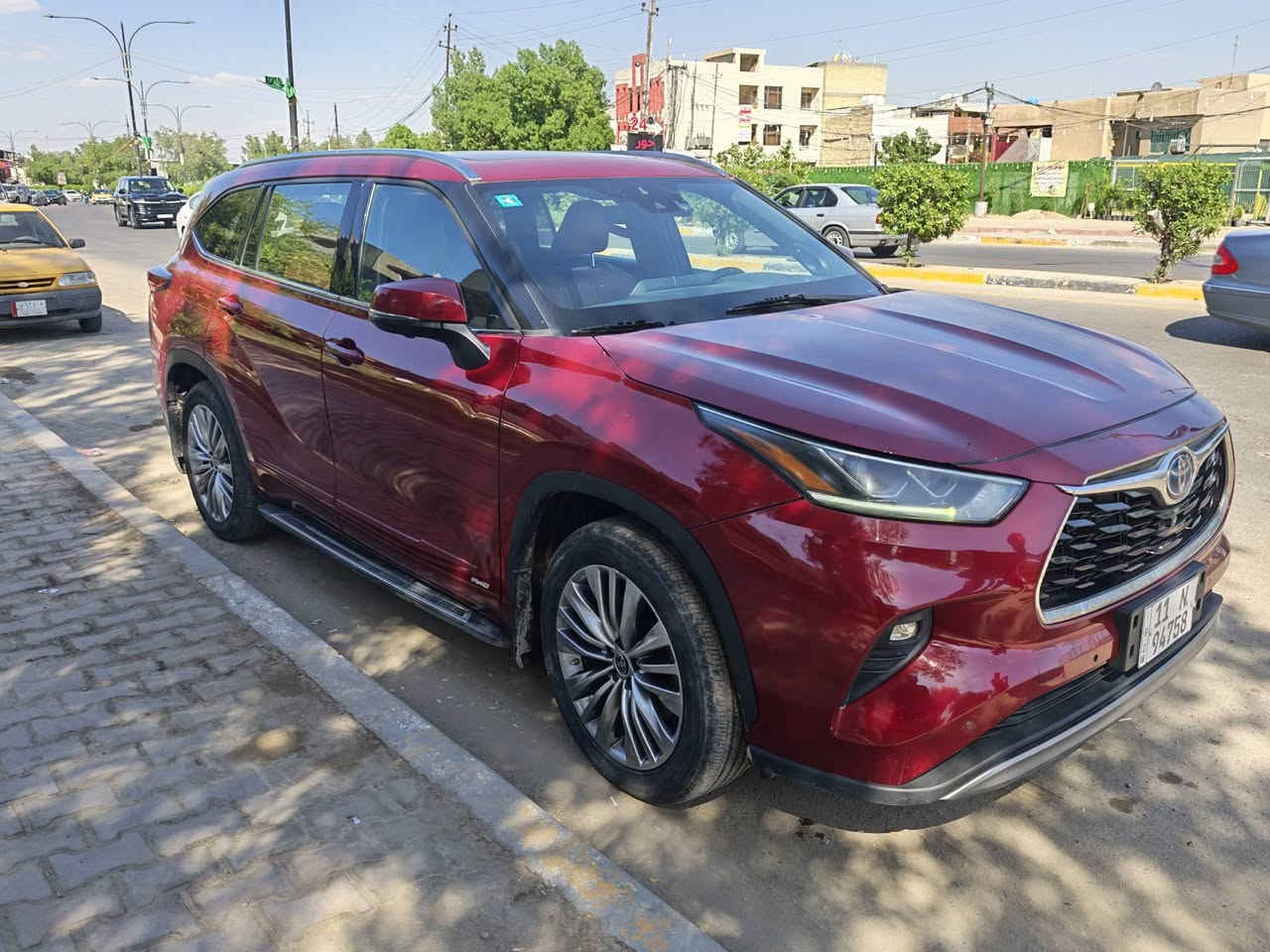 للبيع — تويوتا هايلندر Platinum Hybrid 2023 🔥
✅ فئة Platinum Full Option
✅ هايبرد اقتصادي جداً بالوقود
✅ ماشية 31 ألف ميل فقط
✅ وارد أمريكي
✅ حالة ممتازة جداً واستخدام نظيف
✅ مواصفات كاملة:
رادارات — كاميرات 360 — بانوراما — HUD — تبريد وتسخين مقاعد — شاشة كبيرة — ذاكرة مقاعد — وغير مواصفات كثيرة

لون ماروني نادر جداً ومميز
تعتبر الوحيدة بالعراق بهالفئة وبهذا اللون الراقي

💰 السعر: 35,000$ نهائي وغير قابل للتفاوض

السيارة للباحثين عن التميز والفئة الكاملة فعلاً
 اي استفسار ارسل للخاص


**إذا كنت صاحب هذا الإعلان وتريد حذفه لأي سبب، رجاءا أرسل رسالة إلى الدعم الفني**