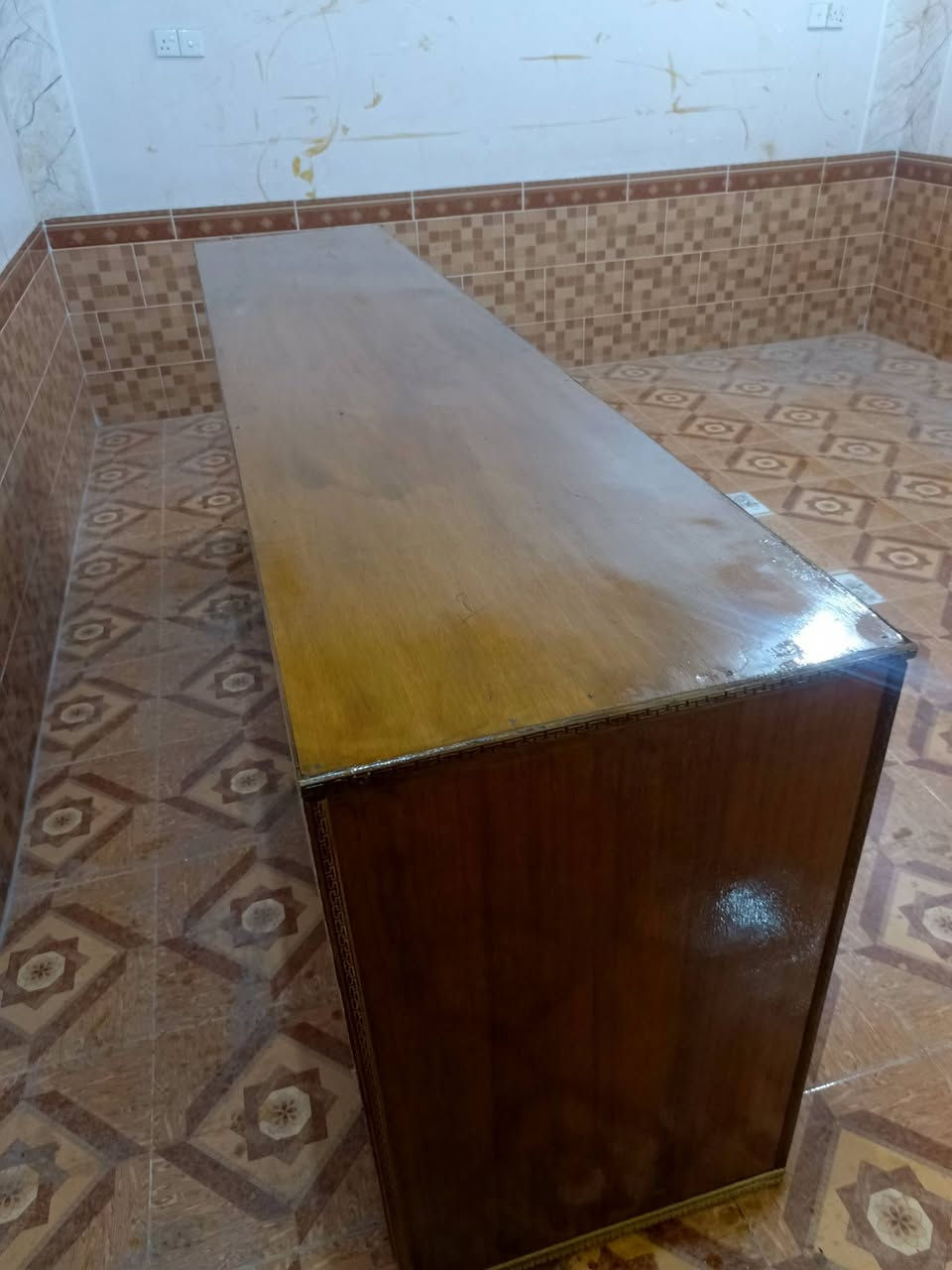 للبيع بوفيه صاج عراقي حطاطه 
الطول مترين ونص 
السعر 125وبيهااا مجال للتواصل خاص او عل الرقم ***********
متوفر واتس اب📞📲 العنوان الكرابله شارع مدرسه العروبه قرب المعارض
