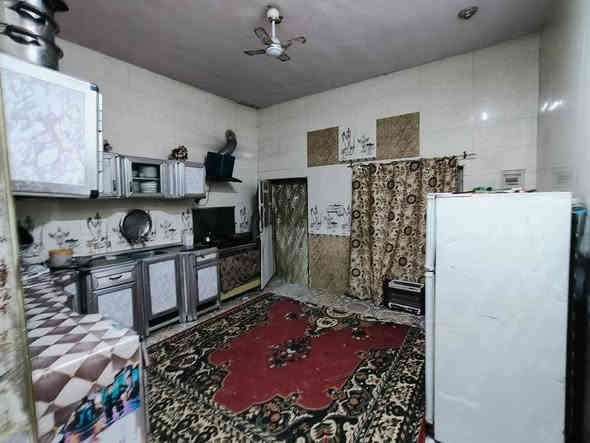 السلام عليكم بيت للبيع واسط حي الحكيم شارع اسواق البركه المساحه 450 يحتوي على غرفتين نوم وصاله واستقبال ومطبخ وصحيات وطرمه بناء بلوك شارع تبليط مجاري خدمات كامله من مجاري وماء وكهرباءبيه محلات اثنين على نفس الشارع موفرعي مرقم من قبل البلديه سعر 75وبي مجال المراجعه دلاليه السيد حيدر***********
