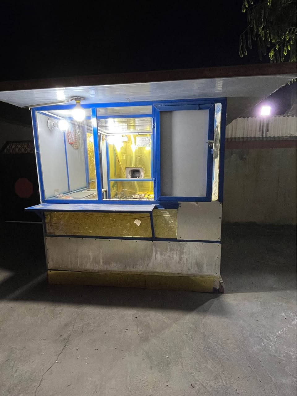 كشك ارتفاعه مترين وعرض مترين وعمق مترين ونص وياه بريمز مال تكلاه فلافل وبيه ساحبه وبيه رفين ارضيه خشب واجهيه جام ومغلف كابون الاصلي وياه مستلزمات مال فلافل سعره 600 وبيه مجال لمكان نهايه الشعله منطقه الدهله *********** بغداد, العراق
