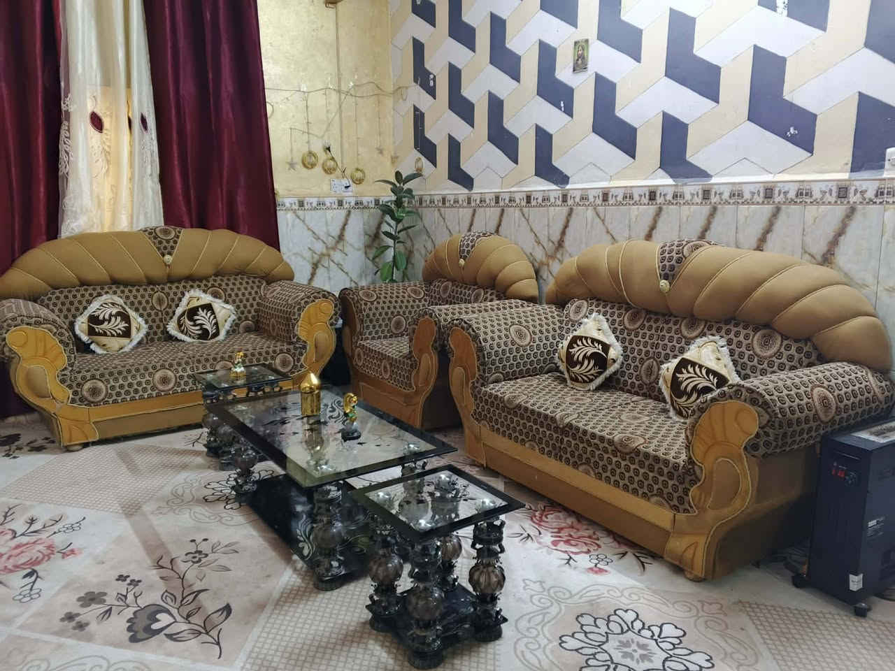 سلام عليكم تخم 7مقاعد وا طبلات 
العنوان بابل سده الهنديه منطقة العلكايه رقم الهاتف ***********
