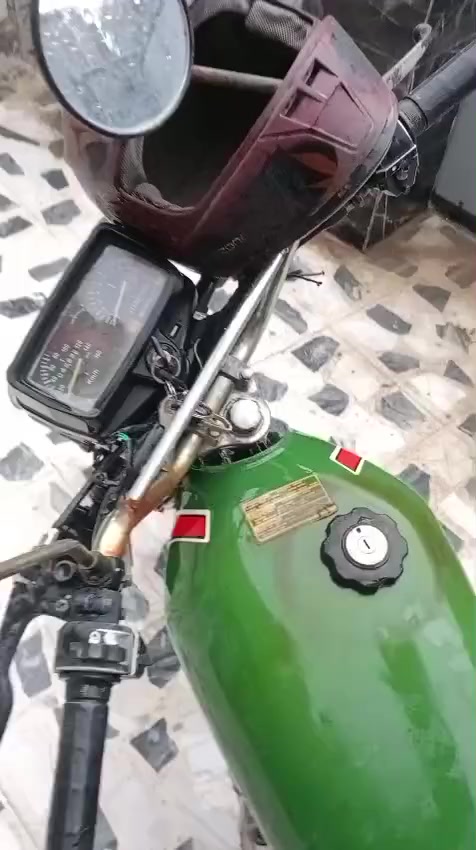 للبيع ماطور يراني نضيف وكدام العين السعر 400 وبي مجال الرقم ***********
