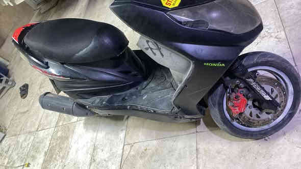 السلام عليكم دراجه سكنس فحل كابريتر الدراجه نضيفه لون اسود الدراجه شغاله هندر ومرات سلف المكينه مكفوله من فتح او تبديل بس الدراجه بيه بدايه بكن السعر ٣٧٥وبيه مجال المكان بغداد بلديات ***********
