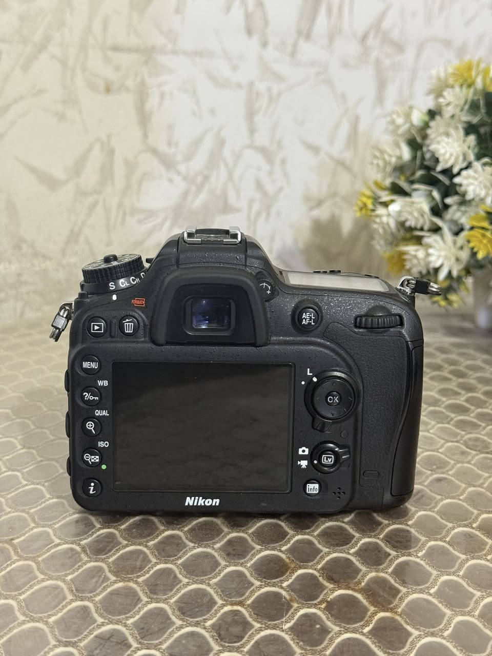 نيكون d7100 + 18-140 
مستخدم نظيف جداً 
نظافه ٩٨٪؜ 
السعر :- 575 الف 
توصيل متوفر الى جميع المحافظات 
***********
***********
العنوان :- بابل
