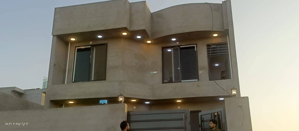 سلام عليكم ورحمه الله وبركاته

دار  وبتلو للبيع  المساحه  الكليه ٣٥٠ م طابو ملك صرف وحتى السند بعدني ممستلمه وممسحوب عليه ١٠٠٠ دينار صافي من كلشي 
نزال ٢٥  واجه ١٤  علمآ صار شهرين من كمل بناء الدار والحمدالله 
مساحه الدار ٢٢٥ م   ومساحه البتلو ١٢٥ .. علمآ دار مكون من طاقه  يعني انسه اطفاء كهرباء بالبيت 
يتكون الدار من طرمه  وحديقه خارجيه  استقبال  وغرف نوم كبيره عدد ٥ ومطبخ وصاله كبيره وحديقه داخليه ومناور عدد ٢  وحمامات عدد٢ وسطح كبير وصغير..
بتكون الدار من  تأسيس خطين ماء والمجاري من المصري اصلي وكهرباء ٣ خطوط فنار الاصلي ظمان.  وسستم كامرات الاصليه شبابيك المنيوم  وشبايبك PVc..والمحجر زجاج... وبوب حديد ابو كتيبه ٢٥ سم  وجام كله ابو ٦ اسود ماكو شي بي نقص 

موقع الدار..الخالص حي الظباط  بدايه منطقه دليم ..ثاني فرع..المنطقه يتكون فيها ماء ومجاري وكهرباء والتبليط عن قريب للاستفسار اكثر  للا تصال على رقم***********  واتساب..او على خاص..واني الممنون تحياتي لكم جميعآ..
