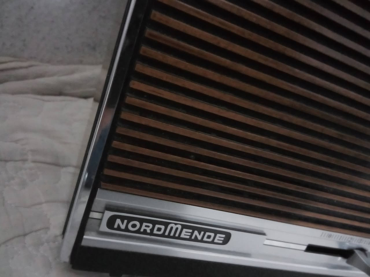 راديو نورمندي ألماني أصلي، نظافة 95%،
اللون صاجي، ولم يدخل أي صيانة نهائيا.

يحتوي على موجات:
FM – AM – موجات قصيرة – موجات طويلة

يعمل على:
🔹 البطارية
🔹 الكهرباء

السعر: 175 الف دينار 

🚚 تتوفر خدمة التوصيل إلى جميع المحافظات.

للاستفسار: ***********
