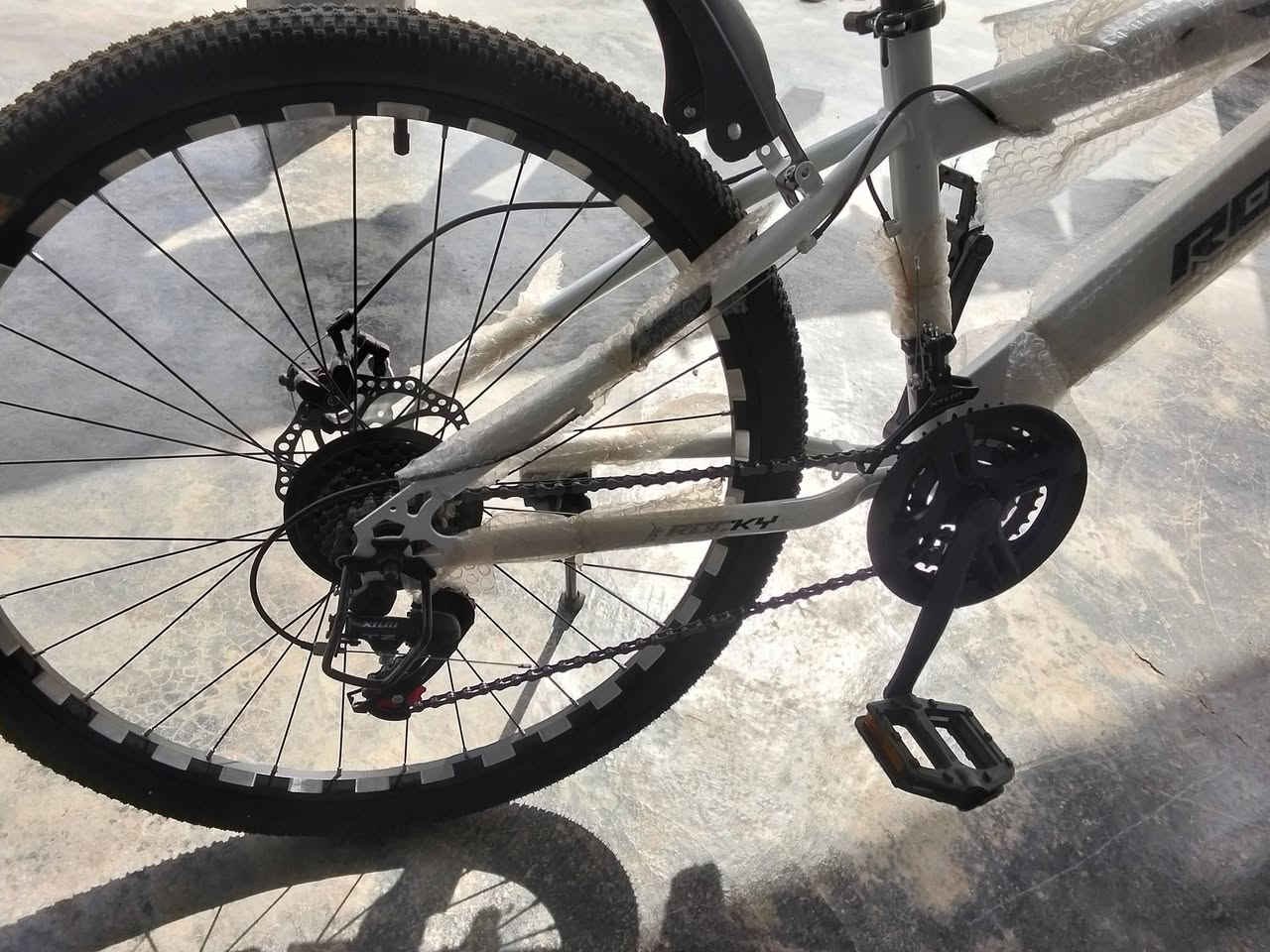 السلام عليكم بايسكل رياضي للبيع جديد مامشي لساعو صارلي يوم من شتريتو بريكاتو دسكات حساسات وره وجدام تبديلات وره وجدام السعر 120 وبي مجال قليل لساعو بلايلون اتصل وتدلل ***********
