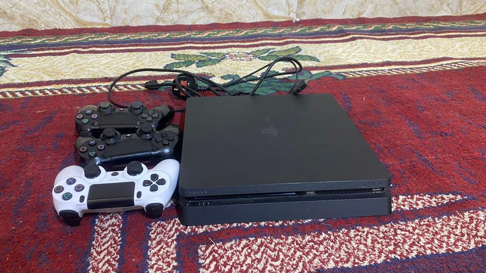 اسلام عليكم ابلي 4 اسلم500 گيگه  البلي الله شاهد مامفتوح ابلي نضيف اي شي ماناقصه ما داخل صيانه  الملحقات كامله بي 4 جوستكات  اتلاثه اصليه وحده تجاريه بي قرصين فيفا 2020 وحرب اون لاين المكان البصره حي الاصدقاء ***********
