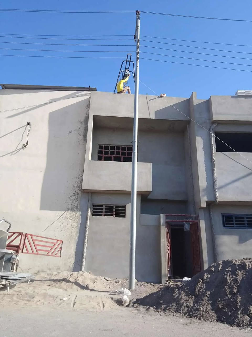 رافعة ونج كهربائي لتصعيد كافة المواد البناء الى اسطح الدور والعمارات أسعار التصعيد 
الف بلوكة صلد ب100الف
الف بلوكة مجوف 80الف
الف قطعة كاشي60الف
الف كاشي حجم40× ب75الف
سفرة رمل 100الف 
سفرة تقسيم3ط ب125
سفرة ع طابق الثاني ب120
تك رمل ب80الف
طن سمنت ب7،5الاف
دنبر رمل ب6الاف
دنبر حصو ب6الاف
خزان ماء ب5الاف
امكانية رفع الونج بدون تفليش ستارة
اضافة الى تصفيط وصب الاساسات وصب البيتونات وصب السقوف وتعديل وصب الارضيات ويوجد صب بالبنم
وخدمة توصيل المواد،،  
***********
***********
العمل داخل حدود مدينة الموصل
الموقع الايسر حي الميثاق
