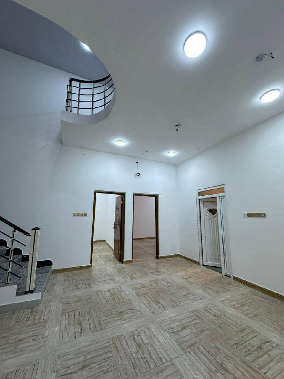 عندك غرفه تعبانه رطوبه تصليح وصبغ ترجع مثل ماجانت شرط اسعارنا شغل شرط  بيت 100 متر داخلي و خارجي ٣٠٠الف بس عمل بس ...الغرفه الواحده ٣٥ الف مع تصليح الغرفه   نشتغل ورق جدار بديل الرخام سقف ثانوي ***********   , وات ساب اشتغل بس عمل
