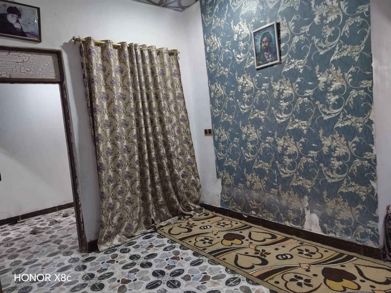 السلام عليكم بيت للبيع في الصالحيه شارع القائد قرب ديوان عباده بيت خلفي مساحته 100م بناء حديث كونكريت مسلح يحتوي على غرفة واحدة واستقبال ومطبخ ومنور وصحيات وهول للاستفسار الاتصال على الرقم ***********. السعر 130 وبيه مجال
