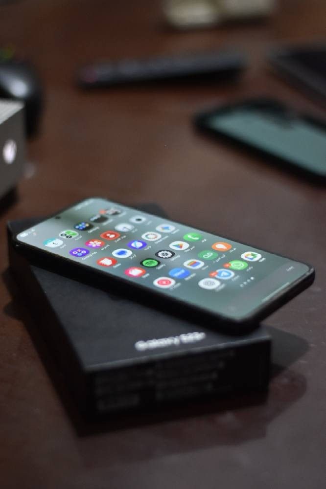 السلام عليكم اخوان 
عندي  سامسونج كلكسي اس ٢٣ بلس جهاز نضيف كلش يعني من اول ما جبته غلفته لزكه جيلاتين للظهر والجوانب واكيد للشاشه همين يعني جهاز كلش نضيف واستخدمه قليل ومكفول من كلشي جهاز يخبل الله شاهد ما يخسر الي ياخذه 
جهاز ذكرته ٢٥٦ 
وشريحة وحده ويأخذ شريحه إلكترونية الجهاز أمريكي اصلي بس شرط مو مال باله مثل الي موجود بل سوك يكون مفتوح اني جهازي صديقي مشترية من امريكا يعني مو باله وياه كارتونه فقط وشرط مطابق جهاز للبيع فقط 
مكاني بغداد البلديات وما عندي توصيل
سعره ٤٩٠ الف 
*********** بغداد, العراق
