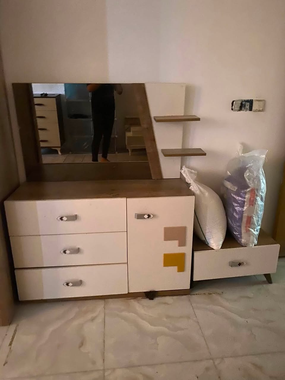 سلام عليكم غرفه النوم تركي البيع نضيفه سعر 375 الف بيه مجال مستعجل على بيعته رقم *********** مكان بغداد
