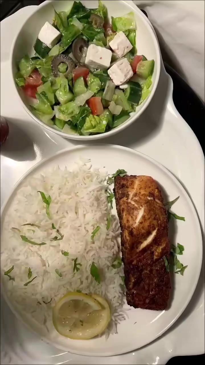 قدر تمن كهربائي ياسودا 5 لتر – 900 واط – موديل YS-220Q

الاستخدامات

طبخ الرز الأبيض والبسمتي بجودة مثالية.

تحضير الرز البخاري والرز المتبل.

مناسب لطبخ كميات كبيرة للعائلة.

يمكن استخدامه لطهي بعض الأطعمة مثل الشوربات أو تبخير الخضار.

مثالي للاستخدام المنزلي أو في المطاعم الصغيرة.

المميزات

سعة كبيرة 5 لتر مناسبة للعوائل الكبيرة.

قدرة كهربائية 900 واط لأداء سريع وتسوية متساوية.

جهد كهربائي 220 فولت – 50 هرتز.

وعاء داخلي مطلي بطبقة مانعة للالتصاق لسهولة التنظيف.

خاصية الطهي التلقائي مع التحويل التلقائي إلى وضع الحفاظ على السخونة.

نظام أمان مدمج (Safety Devices).

غطاء علوي مع فتحة لتفريغ البخار.

هيكل خارجي متين مع تصميم أنيق بلون أبيض وردي.

سلك بطول 150 سم لمرونة أكبر في الاستخدام.

قياس الكارتون: 29 × 29 × 30 سم.

محتويات الصندوق

قدر ارز كهربائي ياسودا.

وعاء داخلي مانع للالتصاق.

سلة تبخير.

ملعقة رز.

كوب قياس.

سلك كهرباء.

دليل استخدام.

الملاحظات

يُفضل عدم استخدام أدوات معدنية داخل الوعاء للحفاظ على الطبقة الداخلية.

يُنصح بفصل الجهاز عن الكهرباء بعد الانتهاء من الاستخدام.

يُترك ليبرد قبل التنظيف.

يُستخدم على سطح مستوٍ وجاف.

السعر 40000
للاستفسار التواصل على واتساب ***********
