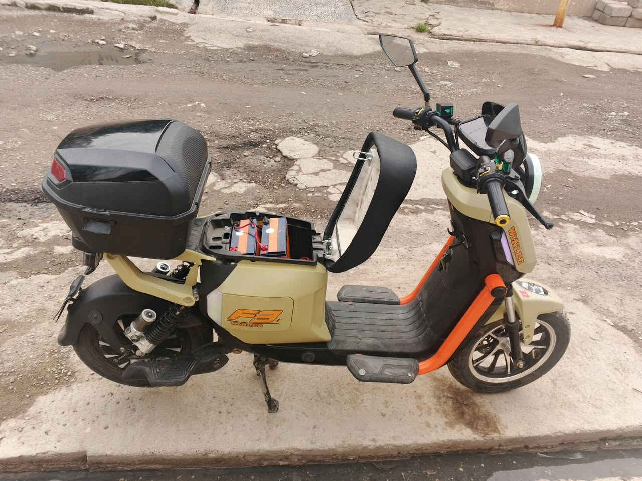 موطور شحن اللبيع 5 بطاريات كلو شغل شرط كلو شرط على فحص ملف 2000/أربع نمرات فول  سرعه 110/شرط السعر 400/بيها مجال رقم موبايل موصل ايسر اتصل ودالل
***********/////بي وتساب 
***********//////بي وتساب
