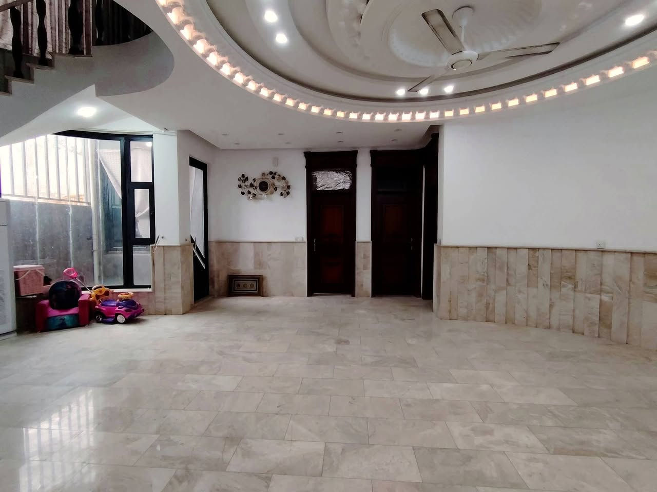 دار للايجار بناء حديث 2026
الموقع حي الزهراء فرع المضريه
المساحة ٢٦٣م طابقين
٤ غرف نوم 
يبعد عن الشارع حوالي ٢٠م
للاستفسار 
اتصل بالارقام التاليه 
***********
***********
موقع المكتب حله نادر الاولى الشارع الرئيسي مقابيل دائره اتصالات بابل 
مكتب علي السلطاني للعقار
13
