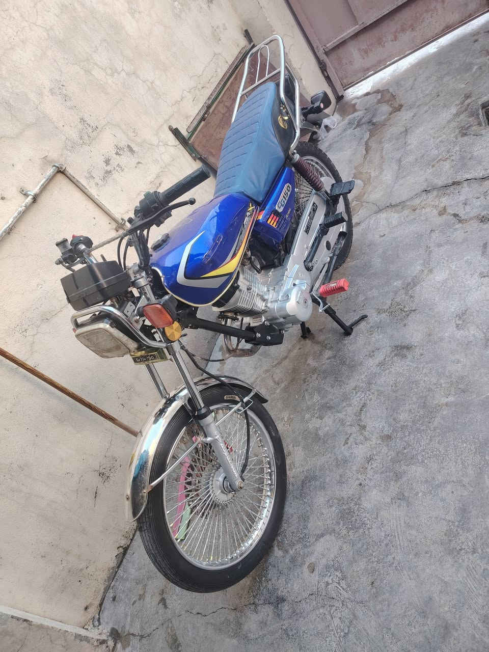 سلام عليكم دراجة لبيع موديل 24 نامي برو محسن اربعه كير مابيه نقص سعر ٤٣٠ وبيه مجال ***********
