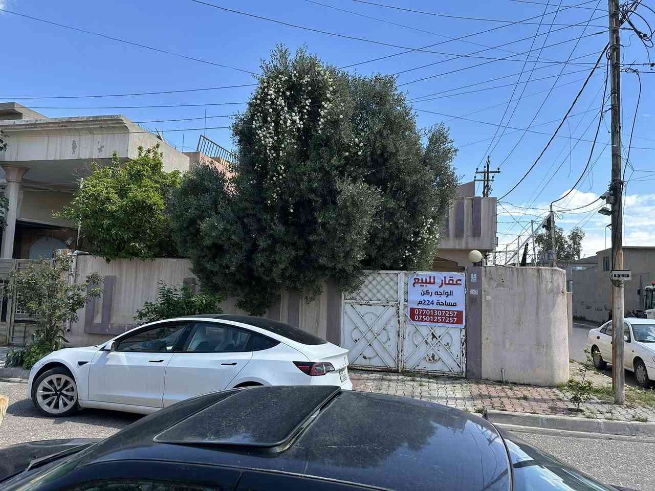 سلام عليكم
عقار للبيع بيت طابق واحد نظيف قابل للسكن 
المساحه / 224 م ركن 
طابو / باسم شخص واحد 
عنوان / حي المعلمين قريب بانزين خانه غرناطه 
للمعلومات / ***********
