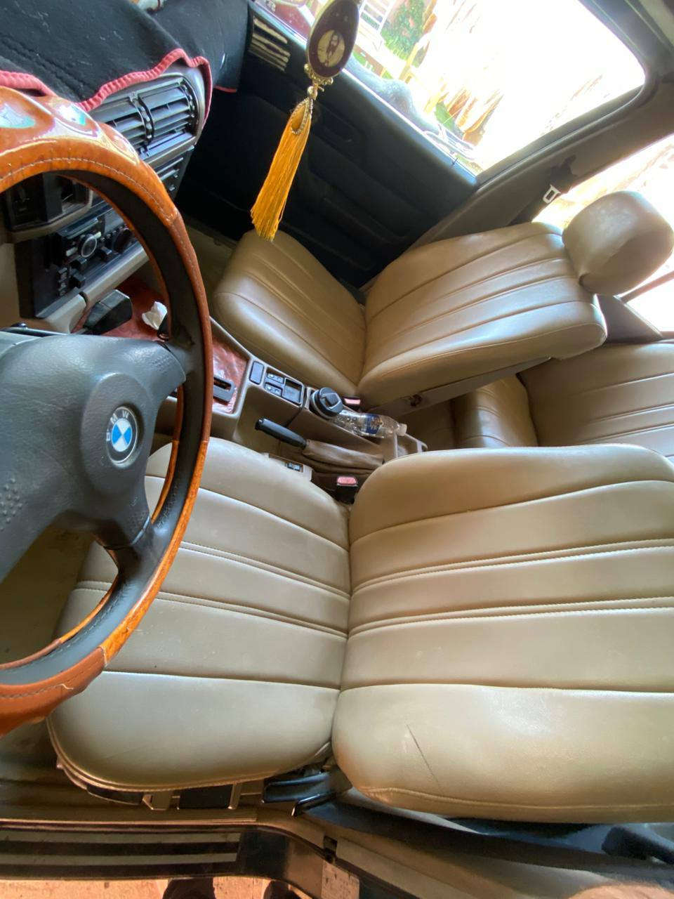 BMW _520_محرك وكير 525
_كير اوتوماتيك _
*_طخم جديد 
*-تايرات جديد 
*_شرعيها اني شرط التحويللل  
*_سيارة محتاجه صبغ 
*_تبريد ما شغاال،/منضومة تبريد بيها وكمبريسر بي كامل بي 
*_دواخل جلدد 
*بيها طخة يتعدل عل بارد جهة سايق جاملخ التاير الخلفي 
*السعر48 وبيها مجال حك جية ❤❤
للاستفسار: ***********
***********
