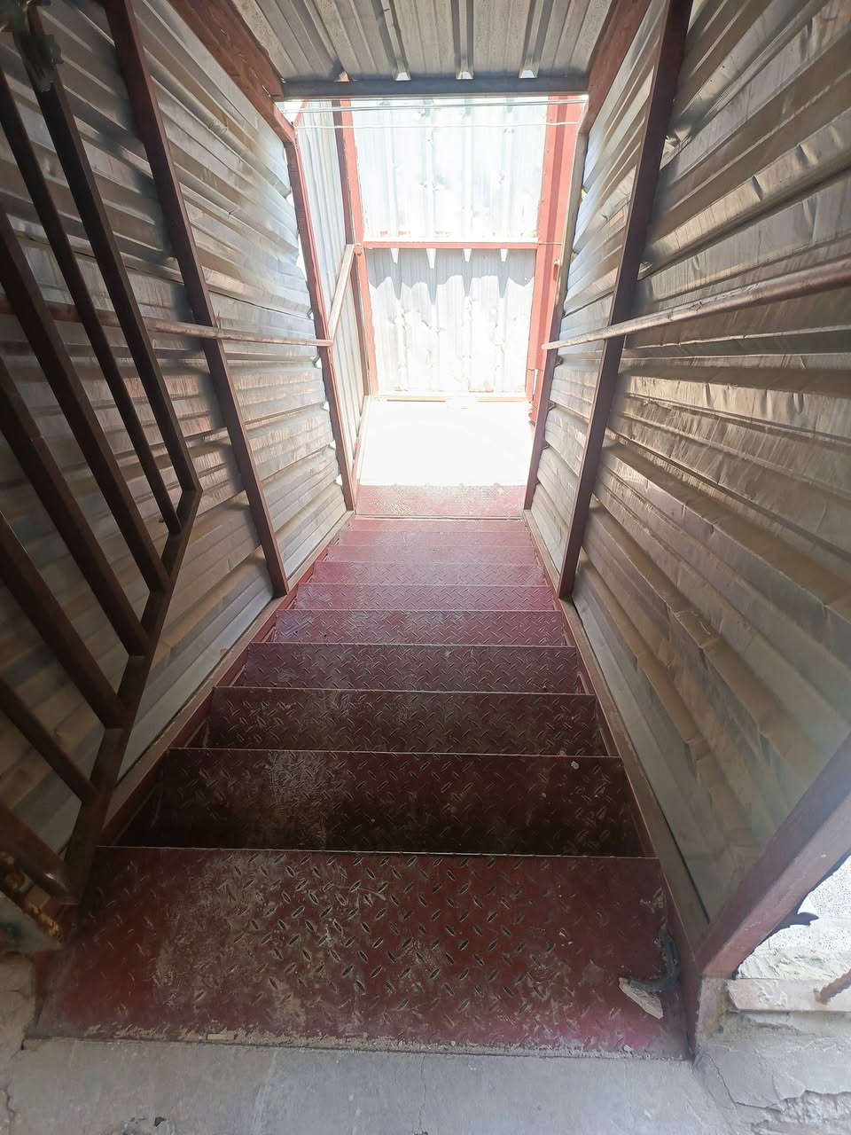 درج حديد ثقيل درجه اولى جنل وباية كيج عرض ٩٣وكيج ٤ملم عدد البايات ١٧باية طول٧مترات ويةصحن مربع وباب ومغلف ومحجر بالكونة طول ٦متر السعر ٢٥٠ تجي انتة اتشوفة وتفتحة  عنواني حي الإعلام هاتف ***********
