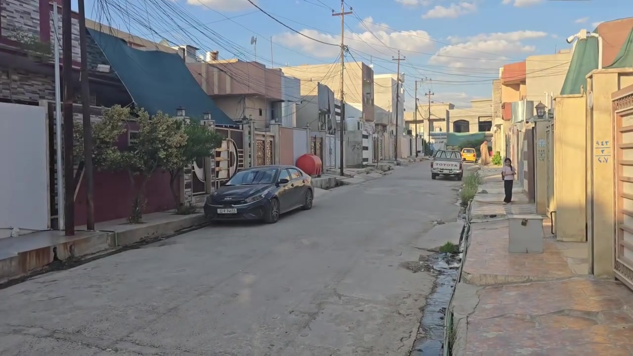 يتوفر لدينا دار للأيجار منطقة حي الوليد فرع البيت الابيض السعر 300 الف حسب طلب صاحب البيت للتواصل مع ادارة مكتب جوهرة الكرامة للعقار عبر الارقام *********** / ***********

