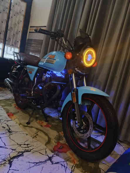 دايوان 23 أصولي مكفول عام 
السعر مليونين و 50 وبيها مجال قليل 
مكانها طوريج ***********
