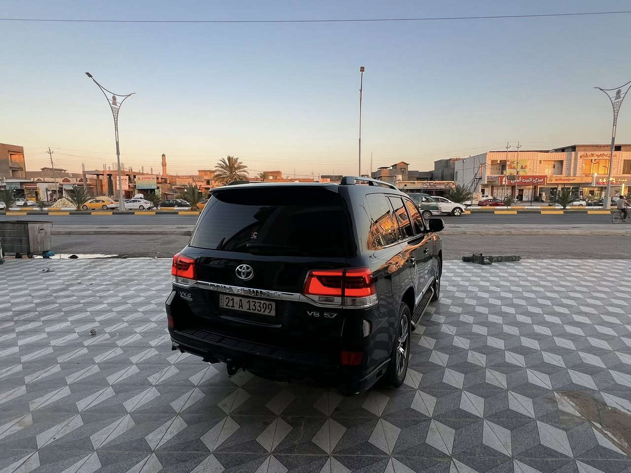 للبيع لاندكروزر 2020 VX.S مواصفات لكزز
 النوع:  VXS گراند تورنگ سبورت 
داخل قرميدي جكات السيارة تصعد و تنزل حسب المود
 اللون: (اسود) رقم سليمانية بأسمنا كتاب تضليل من المرور نسبة 80%
ماشيه 157 الف كيلو متر 
مكفوله كفاله عامه بدون بارد بدون صبغ بدون تبديل 
السعر : 61,000$ وبيها مجال حق العملة 
سيارة جديدة وما تصرف عليها 
للاستفسار : ***********//***********
