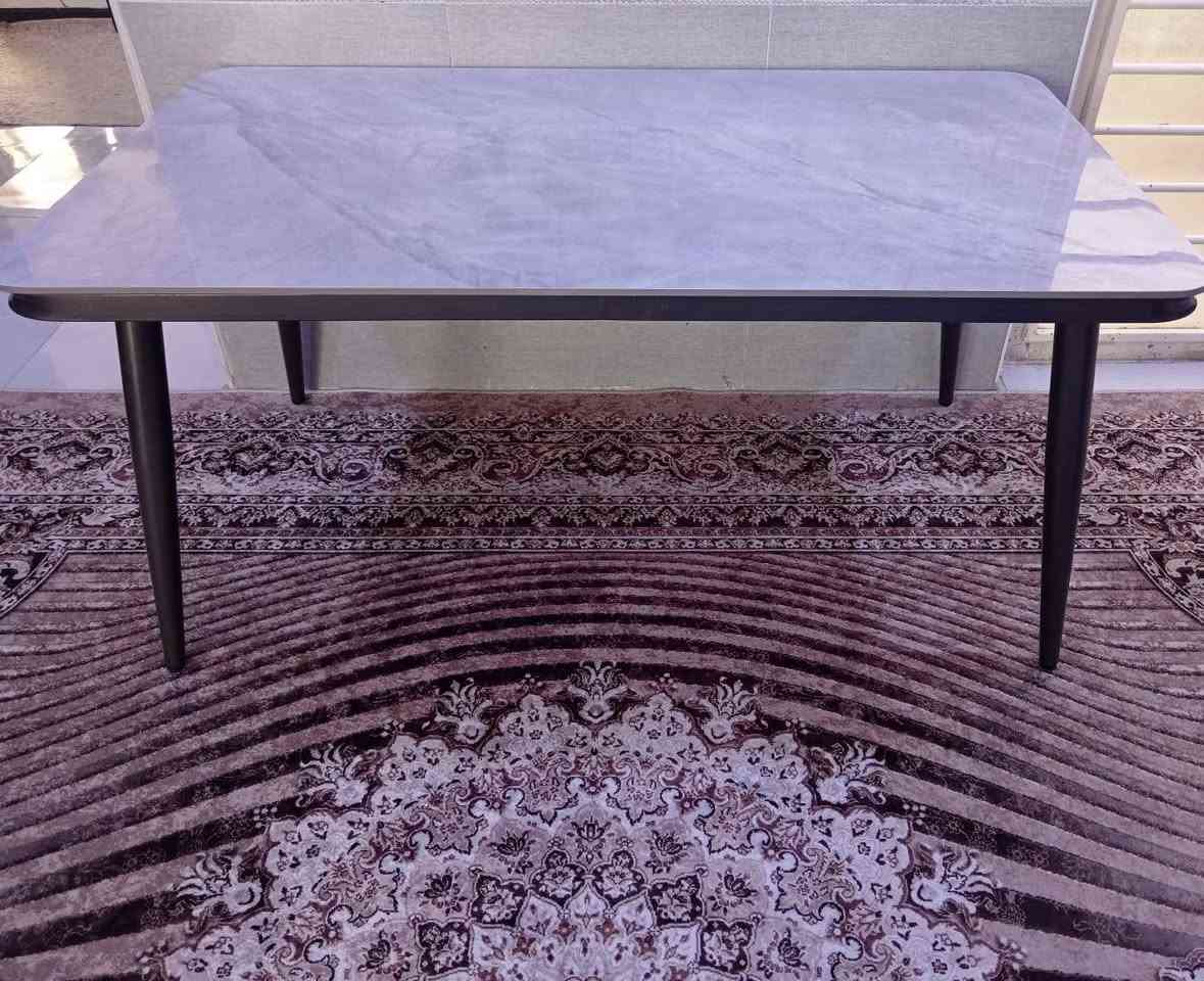 الهيكل مصنوع من الحديد المتين والسطح مصنوع من المرمر الطبيعي و طول الميز 120 cm وعرضه 90 cm و ارتفاعه 75 ***********cmواتساب
