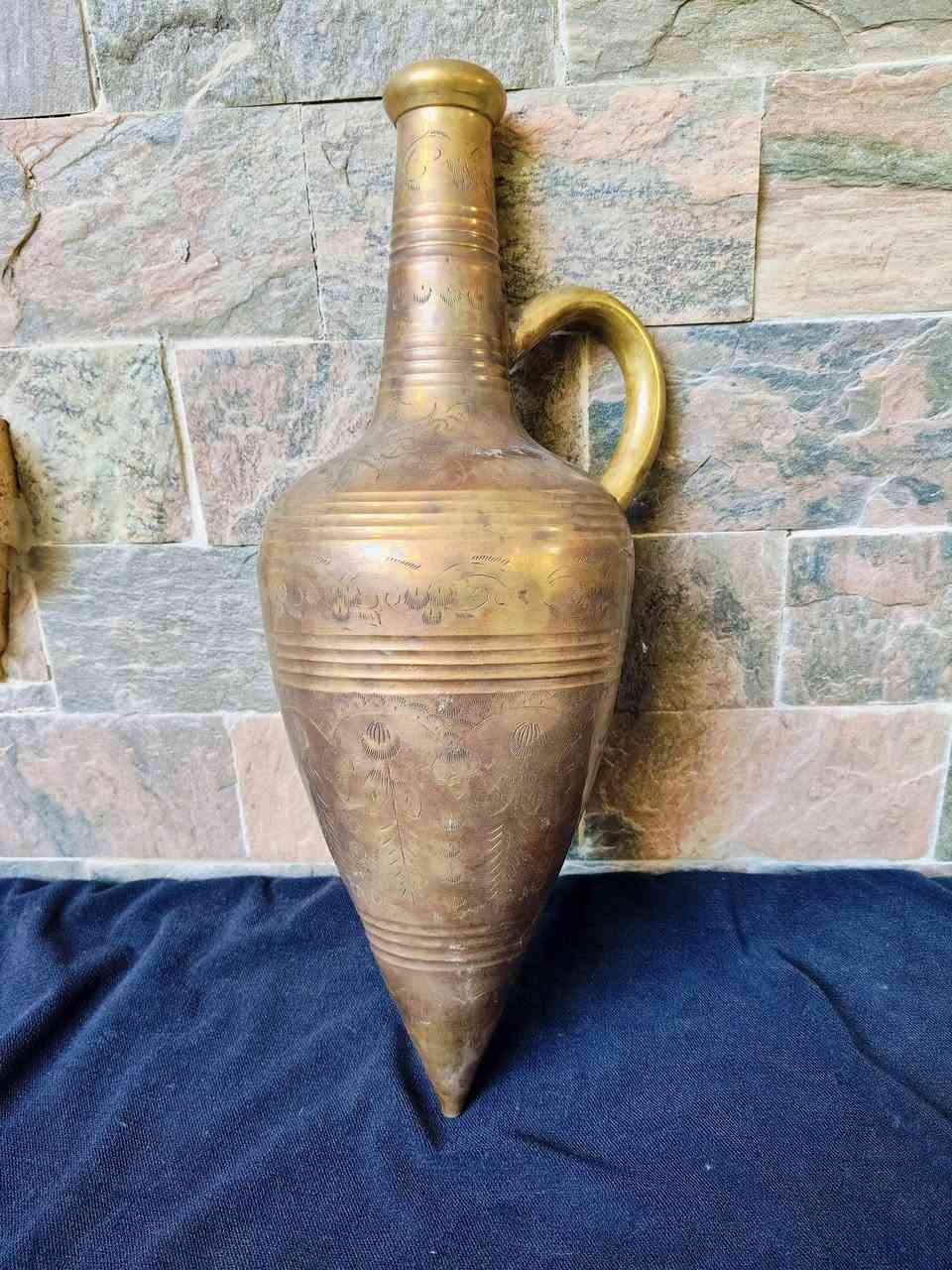 جرة ماء (قلة) عربى من النحاس الثقيل المحمل مزينة و مزخرفة بنقوش رفيعة جدا (نقش إبرة) قطعة مميزةو تاخذ فى شكلها شكل الابريق  و حالتها ممتازة بدون اى شروخ او عيوب و بحجم كبير يقارب ٥٠سم .

المقاس :- 
الطول : ٤٧سم 

للتواصل و الاستفسار:- 
00201011901290


**إذا كنت صاحب هذا الإعلان وتريد حذفه لأي سبب، رجاءا أرسل رسالة إلى الدعم الفني**